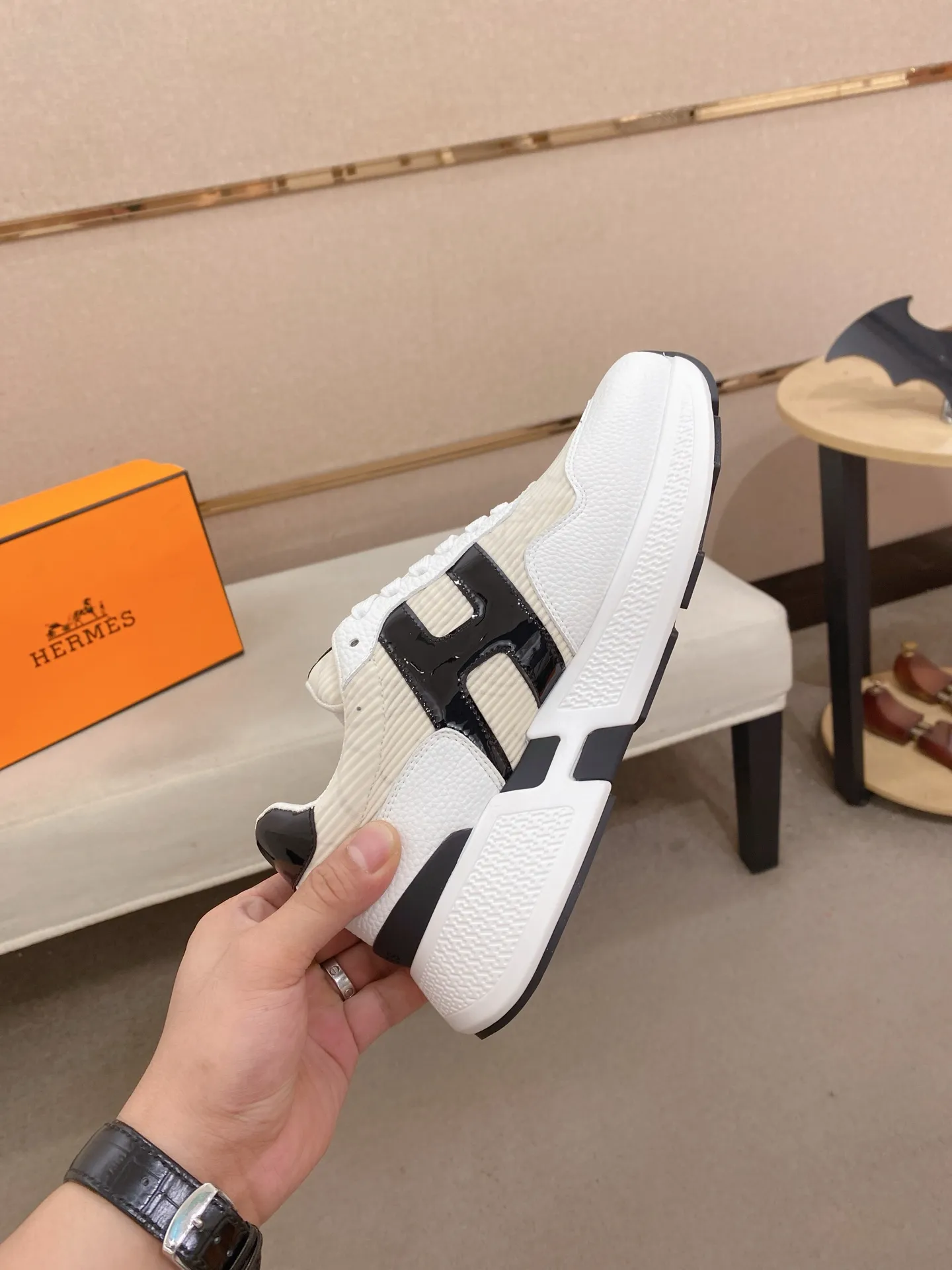 Factory price: 560💰《HERMES》【Classic Original Version】Hermès; Top 🔝 Purchasing Agency 🔍🔍Men's latest 🇺🇸 counters are on sale simultaneously, imported from Italy original ▲▲cowhide ▲▲ (high-end, nobility, class) ) Exquisite workmanship (Italian 🇮🇹 imported water-dyed 🐂 cowhide lining) sole: original sole provided by the original factory, ⚠️exclusive double-layer activity·TPR·rubber·combined molded outsole; super comfortable·wear-resistant·non-slip·environmental protection The real thing is more beautiful if you take the real thing (high quality, follow the order). You can enter and exit the counter at will * Number of yards: 38-44 (45 can be customized and cannot be returned or exchanged)
